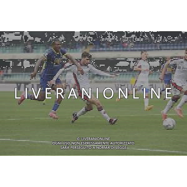 Jackson Tchatchoua of Hellas Verona FC battle for the ball with AAron Martin of Genoa CFCduring Hellas Verona FC vs Genoa CFC, 32° Serie A Enilive 2024-25 game at Marcantonio Bentegodi stadium in Verona (VR), Italy, on April 13, 2025. (Photo by Davide Casentini)- AGENZIA ALDO LIVERANI SAS