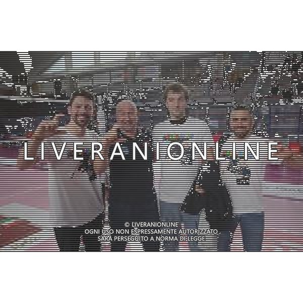 IMOLA 13 04 2025 PLAY OUT ULTIMA PARTITA SALVEZZA CLAI IMOLA PALLAVOLO-CONCOREZZO 3-0 SERIE A2 NELLA FOTO MASSIMO BENEDETTI ALLENATORE CLAI IMOLA PALLAVOLO CON I SUOI FAN FOTO GIANNI SANNA-AG ALDO LIVERANI SAS