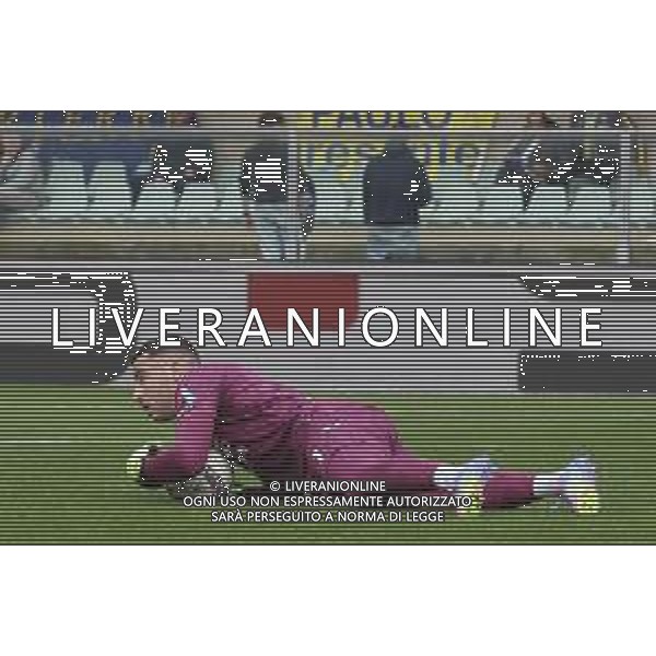 Lorenzo Montipo’ of Hellas Verona FC makes a save during Hellas Verona FC vs Genoa CFC, 32° Serie A Enilive 2024-25 game at Marcantonio Bentegodi stadium in Verona (VR), Italy, on April 13, 2025. (Photo by Davide Casentini) - AGENZIA ALDO LIVERANI SAS