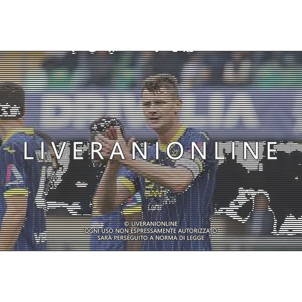 Pawel Dawidowicz of Hellas Verona FC claps the hand during Hellas Verona FC vs Genoa CFC, 32° Serie A Enilive 2024-25 game at Marcantonio Bentegodi stadium in Verona (VR), Italy, on April 13, 2025. (Photo by Davide Casentini) - AGENZIA ALDO LIVERANI SAS