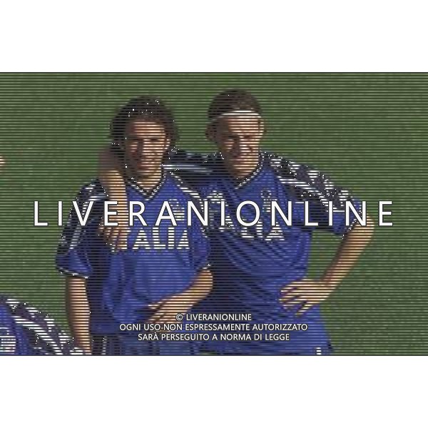DIG- ALLENAMENTO NAZIONALE ITALIANA CALCIO A COVERCIANO 30 AGOSTO 2000 NELLA FOTO ALESSANDRO DEL PIERO CON FRANCESCO TOTTI AGENZIA ALDO LIVERANI SAS