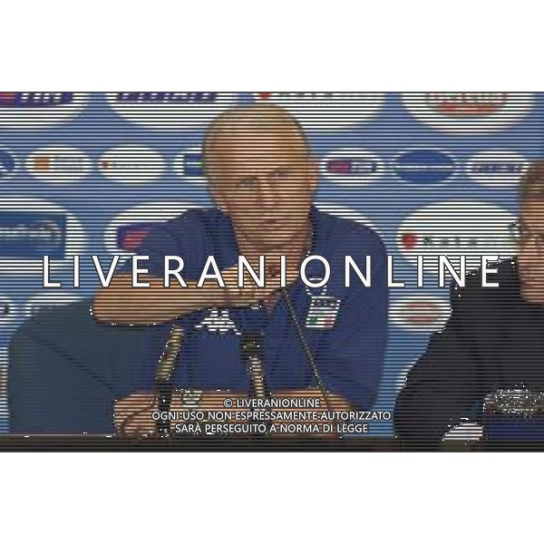 DIG- ALLENAMENTO NAZIONALE ITALIANA CALCIO A COVERCIANO 30 AGOSTO 2000 NELLA FOTO L’ALLENATORE GIOVANNI TRAPATTONI IN CONFERENZA STAMPA AGENZIA ALDO LIVERANI SAS