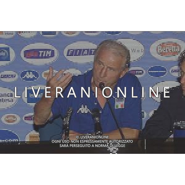 DIG- ALLENAMENTO NAZIONALE ITALIANA CALCIO A COVERCIANO 30 AGOSTO 2000 NELLA FOTO L’ALLENATORE GIOVANNI TRAPATTONI IN CONFERENZA STAMPA AGENZIA ALDO LIVERANI SAS