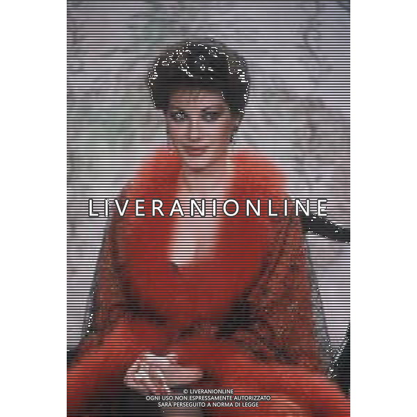 DIAP-RETROSPETTIVA EDWIGE FENECH ATTRICE NELLA FOTO EDWIGE FENECH NELLA TRASMISSIONE TELEVISIVA “RISATISSIMA“NELL\'ANNO 1985  AG ALDO LIVERANI SAS 