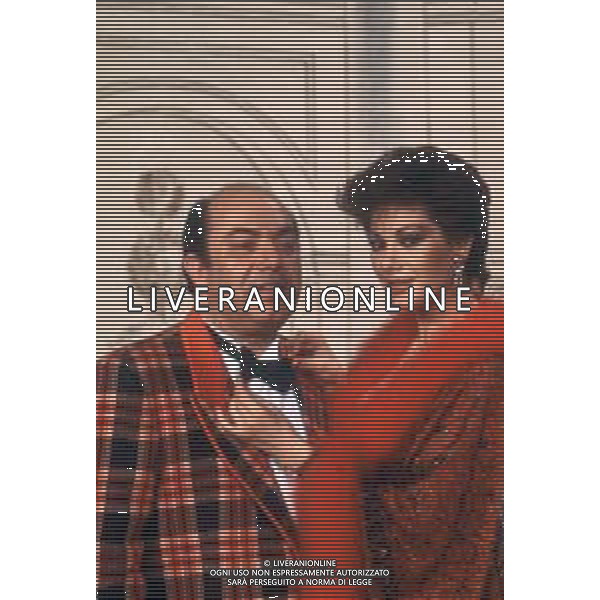 DIAP-RETROSPETTIVA EDWIGE FENECH ATTRICE NELLA FOTO EDWIGE FENECH CON LINO BANFI NELLA TRASMISSIONE TELEVISIVA “RISATISSIMA“NELL\'ANNO 1985  AG ALDO LIVERANI SAS 