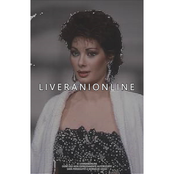 DIAP-RETROSPETTIVA EDWIGE FENECH ATTRICE NELLA FOTO EDWIGE FENECH NELLA TRASMISSIONE TELEVISIVA “RISATISSIMA“NELL\'ANNO 1985  AG ALDO LIVERANI SAS 
