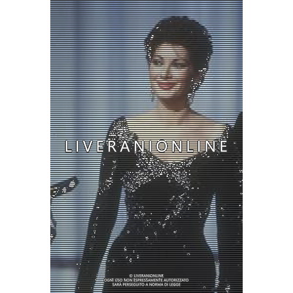 DIAP-RETROSPETTIVA EDWIGE FENECH ATTRICE NELLA FOTO EDWIGE FENECH NELLA TRASMISSIONE TELEVISIVA “RISATISSIMA“NELL\'ANNO 1985  AG ALDO LIVERANI SAS 