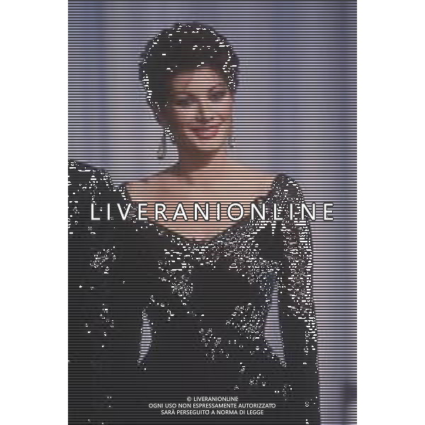 DIAP-RETROSPETTIVA EDWIGE FENECH ATTRICE NELLA FOTO EDWIGE FENECH NELLA TRASMISSIONE TELEVISIVA “RISATISSIMA“NELL\'ANNO 1985  AG ALDO LIVERANI SAS 