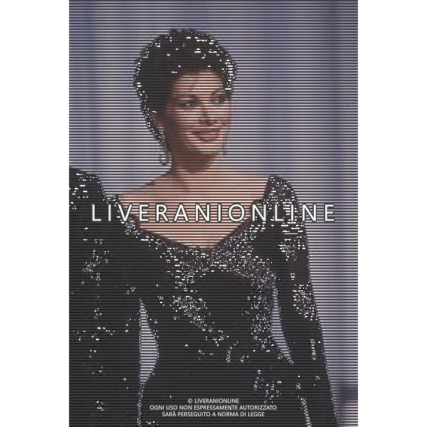 DIAP-RETROSPETTIVA EDWIGE FENECH ATTRICE NELLA FOTO EDWIGE FENECH NELLA TRASMISSIONE TELEVISIVA “RISATISSIMA“NELL\'ANNO 1985  AG ALDO LIVERANI SAS 