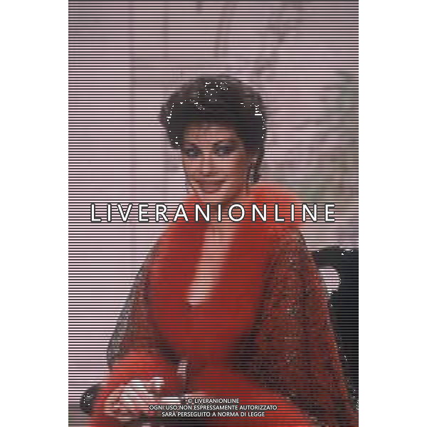 DIAP-RETROSPETTIVA EDWIGE FENECH ATTRICE NELLA FOTO EDWIGE FENECH NELLA TRASMISSIONE TELEVISIVA “RISATISSIMA“NELL\'ANNO 1985  AG ALDO LIVERANI SAS 