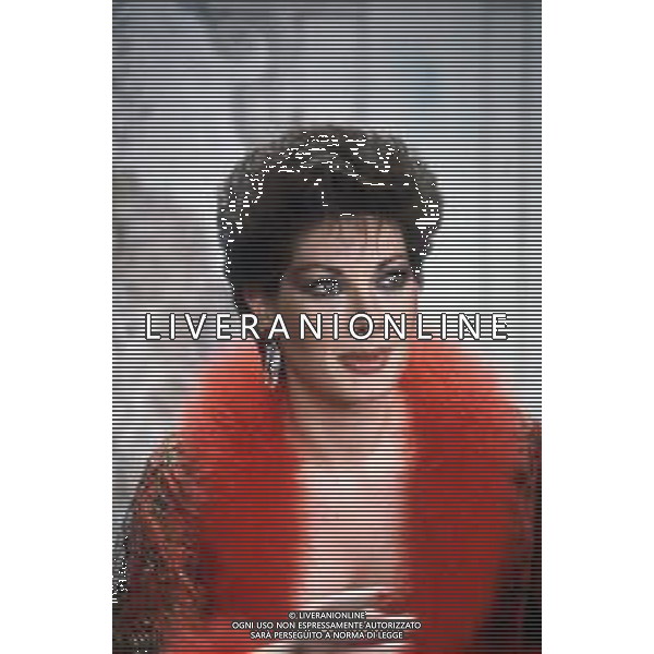 DIAP-RETROSPETTIVA EDWIGE FENECH ATTRICE NELLA FOTO EDWIGE FENECH NELLA TRASMISSIONE TELEVISIVA “RISATISSIMA“NELL\'ANNO 1985  AG ALDO LIVERANI SAS 