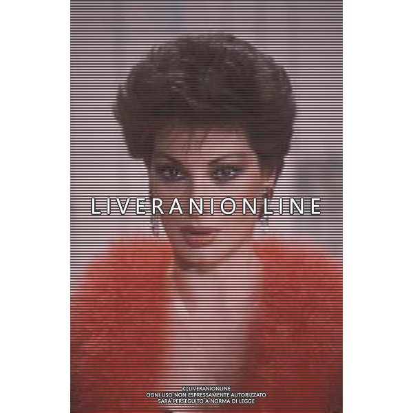 DIAP-RETROSPETTIVA EDWIGE FENECH ATTRICE NELLA FOTO EDWIGE FENECH NELLA TRASMISSIONE TELEVISIVA “RISATISSIMA“NELL\'ANNO 1985  AG ALDO LIVERANI SAS 
