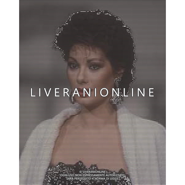 DIAP-RETROSPETTIVA EDWIGE FENECH ATTRICE NELLA FOTO EDWIGE FENECH NELLA TRASMISSIONE TELEVISIVA “RISATISSIMA“NELL\'ANNO 1985  AG ALDO LIVERANI SAS 