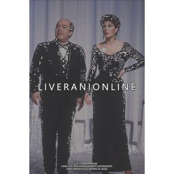 DIAP-RETROSPETTIVA EDWIGE FENECH ATTRICE NELLA FOTO EDWIGE FENECH CON LINO BANFI NELLA TRASMISSIONE TELEVISIVA “RISATISSIMA“NELL\'ANNO 1985  AG ALDO LIVERANI SAS 
