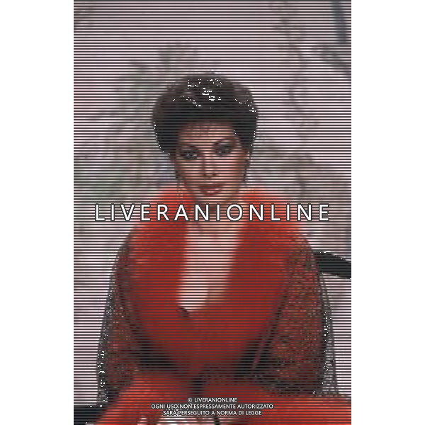 DIAP-RETROSPETTIVA EDWIGE FENECH ATTRICE NELLA FOTO EDWIGE FENECH NELLA TRASMISSIONE TELEVISIVA “RISATISSIMA“NELL\'ANNO 1985  AG ALDO LIVERANI SAS 