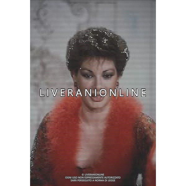 DIAP-RETROSPETTIVA EDWIGE FENECH ATTRICE NELLA FOTO EDWIGE FENECH NELLA TRASMISSIONE TELEVISIVA “RISATISSIMA“NELL\'ANNO 1985  AG ALDO LIVERANI SAS 