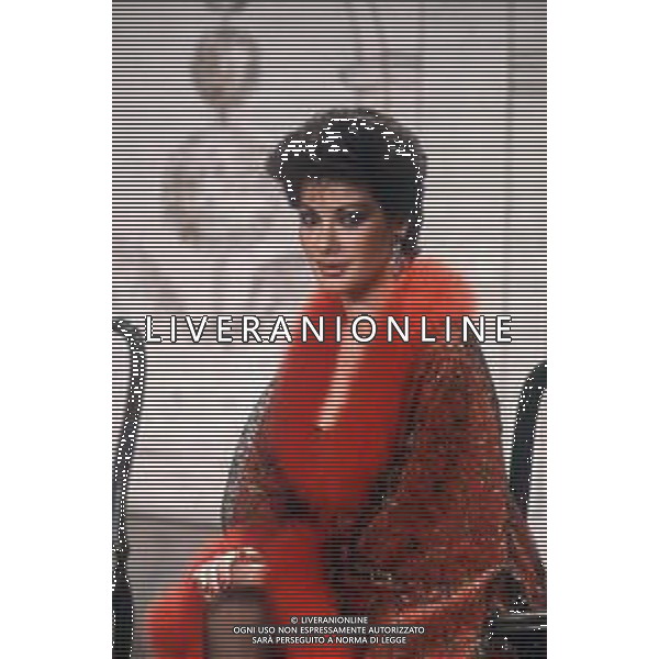 DIAP-RETROSPETTIVA EDWIGE FENECH ATTRICE NELLA FOTO EDWIGE FENECH NELLA TRASMISSIONE TELEVISIVA “RISATISSIMA“NELL\'ANNO 1985  AG ALDO LIVERANI SAS 