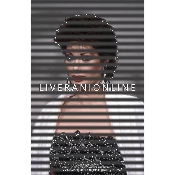 DIAP-RETROSPETTIVA EDWIGE FENECH ATTRICE NELLA FOTO EDWIGE FENECH NELLA TRASMISSIONE TELEVISIVA “RISATISSIMA“NELL\'ANNO 1985  AG ALDO LIVERANI SAS 