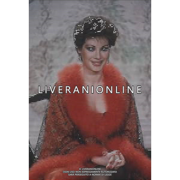 DIAP-RETROSPETTIVA EDWIGE FENECH ATTRICE NELLA FOTO EDWIGE FENECH NELLA TRASMISSIONE TELEVISIVA “RISATISSIMA“NELL\'ANNO 1985  AG ALDO LIVERANI SAS 