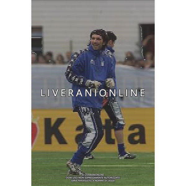 DIG- ALLENAMENTO NAZIONALE ITALIANA CALCIO A MONFALCONE 27 MARZO 2001 NELLA FOTO GIANLUIGI BUFFON AGENZIA ALDO LIVERANI SAS