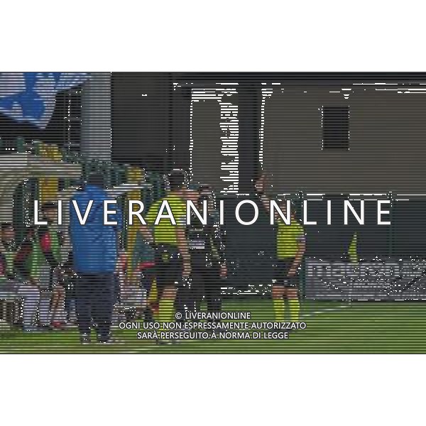 Giovanni Castellano direttore di gara estrae il cartellino rosso per Alberto Sala allenatore in seconda della Giana Erminio Giana Erminio vs Virtus Verona Gorgonzola 18-04-2025 Stadio Citta’ di Gorgonzola Trentasettesima giornata campionato Serie C Non foto Ricky Monteiro Martins/Agenzia Liverani sas- AGENZIA ALDO LIVERANI SAS