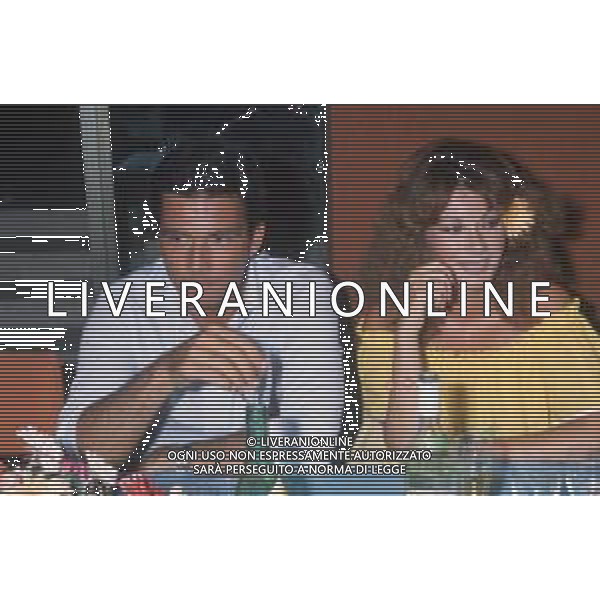 DIAP-RETROSPETTIVA EDWIGE FENECH ATTRICE NELLA FOTO EDWIGE FENECH CON IL MEDICO CHIRURGO STEFANO SPITOSI NELL\'ANNO 1982 A TAORMINA AG ALDO LIVERANI SAS