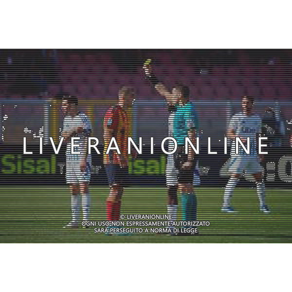TVEM April 19, 2025 Lecce, Italy - US Lecce vs Como 1907 - Italian soccer serie A 2024/25 - Via Del Mare Stadium. In the pic: Nikola Krstovic of US Lecce receives a yellow card ©TVEM Emmanuele Mastrodonato - AGENZIA ALDO LIVERANI SAS