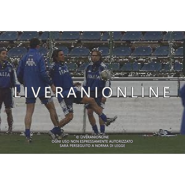 DIG- ALLENAMENTO NAZIONALE ITALIANA CALCIO A BUCAREST IN ROMANIA 23 MARZO 2001 NELLA FOTO PAOLO MALDINI E ENRICO CHIESA AGENZIA ALDO LIVERANI SAS