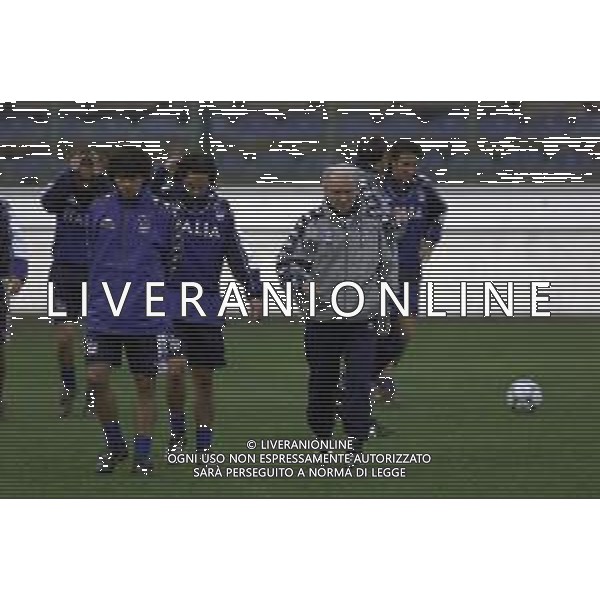 DIG- ALLENAMENTO NAZIONALE ITALIANA CALCIO A BUCAREST IN ROMANIA 23 MARZO 2001 NELLA FOTO L’ALLENATORE GIOVANNI TRAPATTONI CON DAMIANO TOMMASI E ALESSANDRO NESTA AGENZIA ALDO LIVERANI SAS