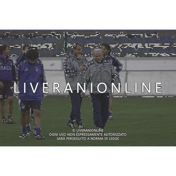 DIG- ALLENAMENTO NAZIONALE ITALIANA CALCIO A BUCAREST IN ROMANIA 23 MARZO 2001 NELLA FOTO L’ALLENATORE GIOVANNI TRAPATTONI CON DAMIANO TOMMASI AGENZIA ALDO LIVERANI SAS