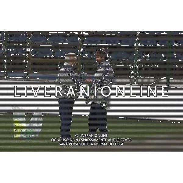 DIG- ALLENAMENTO NAZIONALE ITALIANA CALCIO A BUCAREST IN ROMANIA 23 MARZO 2001 NELLA FOTO L’ALLENATORE GIOVANNI TRAPATTONI CON PIETRO GHEDIN AGENZIA ALDO LIVERANI SAS