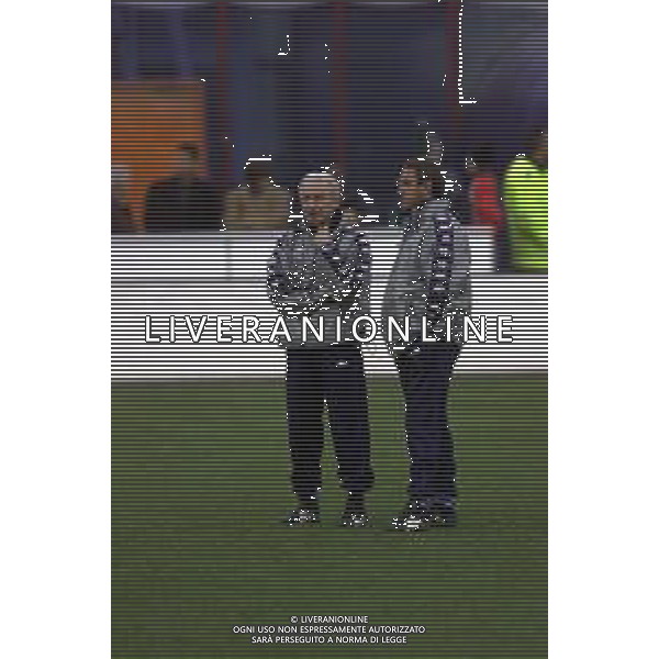 DIG- ALLENAMENTO NAZIONALE ITALIANA CALCIO A BUCAREST IN ROMANIA 23 MARZO 2001 NELLA FOTO L’ALLENATORE GIOVANNI TRAPATTONI CON PIETRO GHEDIN AGENZIA ALDO LIVERANI SAS