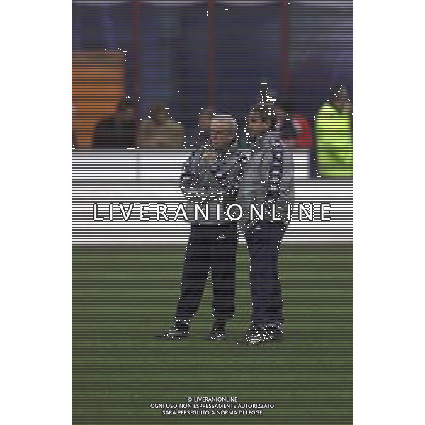 DIG- ALLENAMENTO NAZIONALE ITALIANA CALCIO A BUCAREST IN ROMANIA 23 MARZO 2001 NELLA FOTO L’ALLENATORE GIOVANNI TRAPATTONI CON PIETRO GHEDIN AGENZIA ALDO LIVERANI SAS