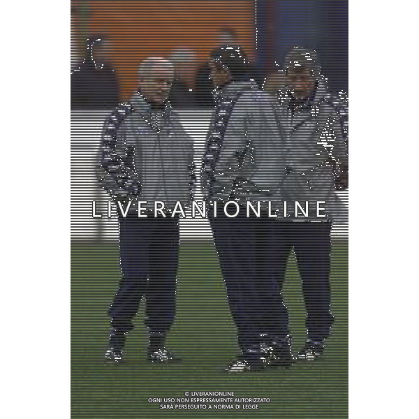 DIG- ALLENAMENTO NAZIONALE ITALIANA CALCIO A BUCAREST IN ROMANIA 23 MARZO 2001 NELLA FOTO L’ALLENATORE GIOVANNI TRAPATTONI CON PIETRO GHEDIN E ADRIANO BARDIN AGENZIA ALDO LIVERANI SAS