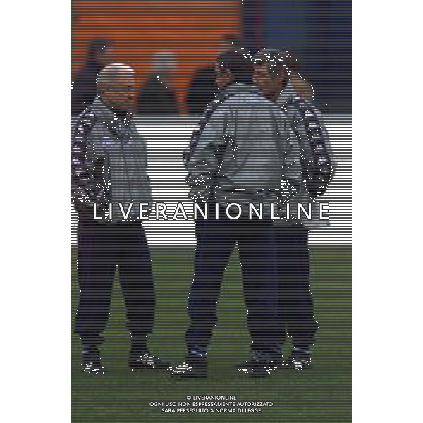 DIG- ALLENAMENTO NAZIONALE ITALIANA CALCIO A BUCAREST IN ROMANIA 23 MARZO 2001 NELLA FOTO L’ALLENATORE GIOVANNI TRAPATTONI CON PIETRO GHEDIN E ADRIANO BARDIN AGENZIA ALDO LIVERANI SAS
