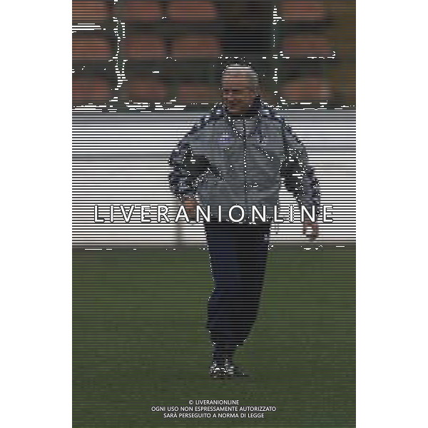 DIG- ALLENAMENTO NAZIONALE ITALIANA CALCIO A BUCAREST IN ROMANIA 23 MARZO 2001 NELLA FOTO L’ALLENATORE GIOVANNI TRAPATTONI AGENZIA ALDO LIVERANI SAS