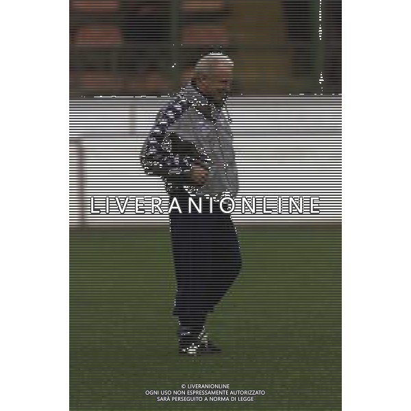 DIG- ALLENAMENTO NAZIONALE ITALIANA CALCIO A BUCAREST IN ROMANIA 23 MARZO 2001 NELLA FOTO L’ALLENATORE GIOVANNI TRAPATTONI AGENZIA ALDO LIVERANI SAS