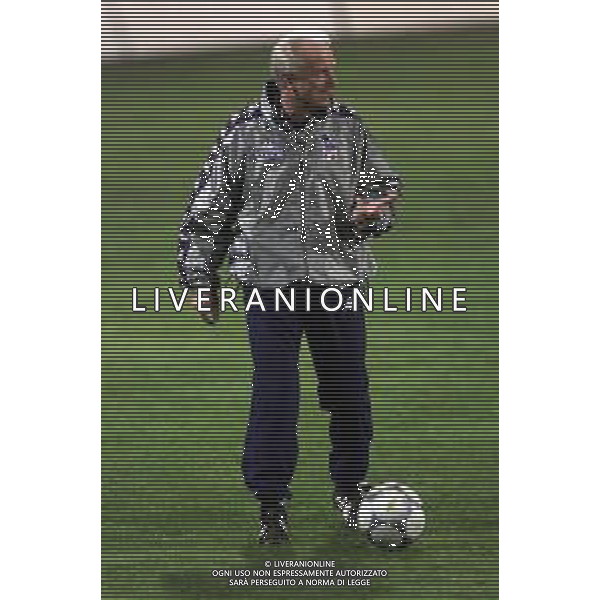 DIG- ALLENAMENTO NAZIONALE ITALIANA CALCIO A BUCAREST IN ROMANIA 23 MARZO 2001 NELLA FOTO L’ALLENATORE GIOVANNI TRAPATTONI AGENZIA ALDO LIVERANI SAS