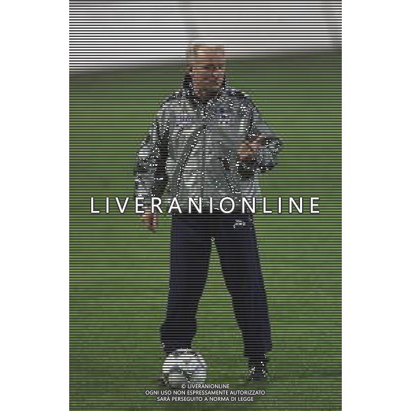 DIG- ALLENAMENTO NAZIONALE ITALIANA CALCIO A BUCAREST IN ROMANIA 23 MARZO 2001 NELLA FOTO L’ALLENATORE GIOVANNI TRAPATTONI AGENZIA ALDO LIVERANI SAS