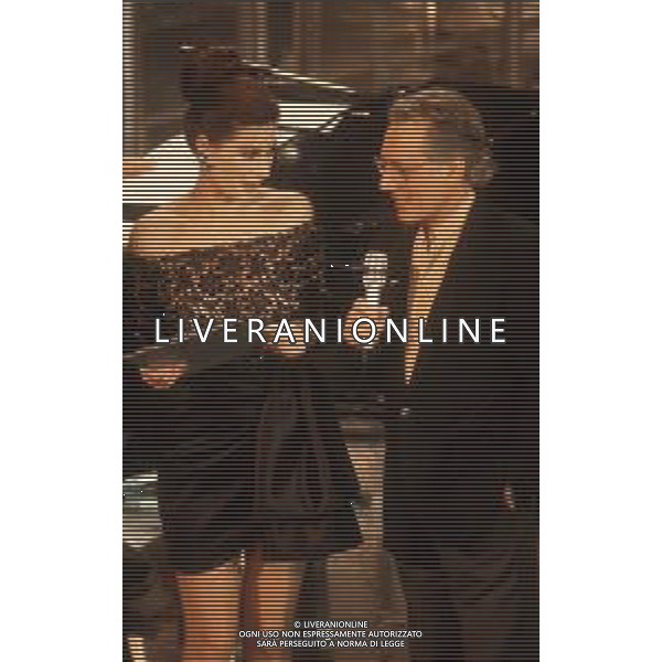 DIAP-RETROSPETTIVA EDWIGE FENECH ATTRICE NELLA FOTO EDWIGE FENECH CON ENZO JANNACCI AL FESTIVAL DI SANREMO NELL\'ANNO 1991 AG ALDO LIVERANI SAS 