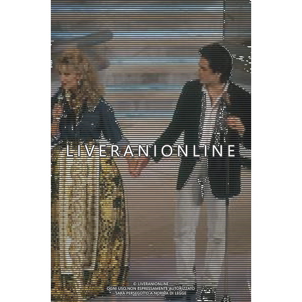 DIAP-RETROSPETTIVA BARBARA BOUCHET ATTRICE NELLA FOTO BARBARA BOUCHET CON MASSIMO MODUGNO A SANREMO NELL\'ANNO 1992 AG ALDO LIVERANI SAS