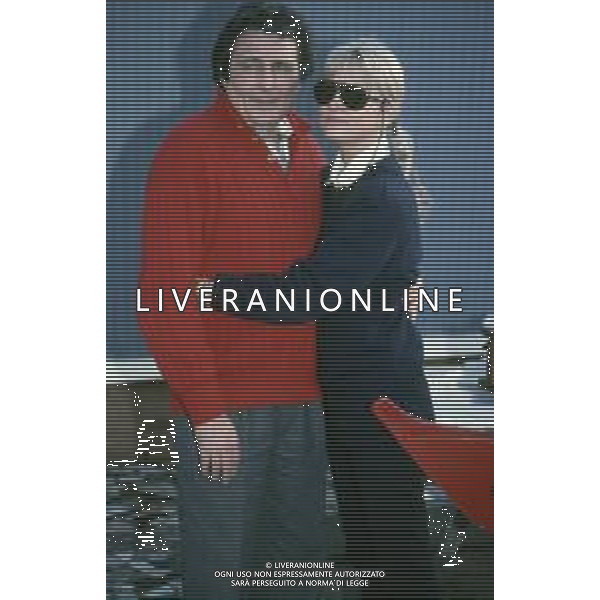 DIAP-RETROSPETTIVA BARBARA BOUCHET ATTRICE NELLA FOTO BARBARA BOUCHET CON IL MARITO LUIGI BORGHESE AL MARE AG. THEMA-AG ALDO LIVERAANI SAS