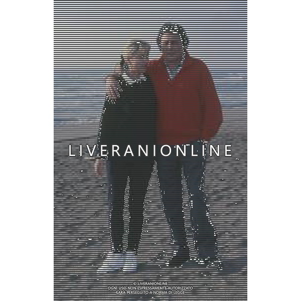 DIAP-RETROSPETTIVA BARBARA BOUCHET ATTRICE NELLA FOTO BARBARA BOUCHET CON IL MARITO LUIGI BORGHESE AL MARE AG. THEMA-AG ALDO LIVERAANI SAS