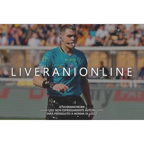 TVEM April 19, 2025 Lecce, Italy - US Lecce vs Como 1907 - Italian soccer serie A 2024/25 - Via Del Mare Stadium. In the pic: the referee Simonw Sozza of Seregno foto emmanuele mastrodonato-ag aldo liverani sas