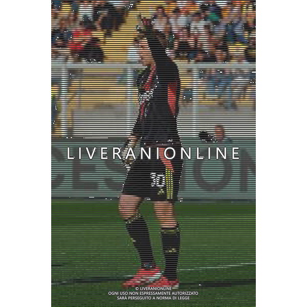 TVEM April 19, 2025 Lecce, Italy - US Lecce vs Como 1907 - Italian soccer serie A 2024/25 - Via Del Mare Stadium. In the pic: Jean Butez of Como 1907 foto emmanuele mastrodonato-ag aldo liverani sas