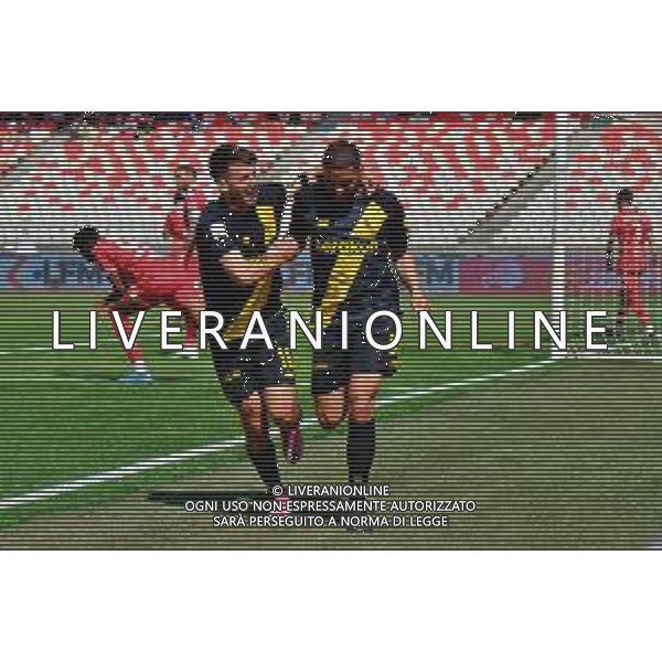 TVEM April 25, 2025 Bari, Italy - SSC Bari vs Modena FC 1912 - Italian soccer serie B 2024/25 - San Nicola Stadium. In the pic: Gregoire Defrel of Modena FC 1912 celebrates after scoring a goal with Fabio Gerli of Modena FC 1912 foto emmanuele mastrodonato-ag aldo liverani sas