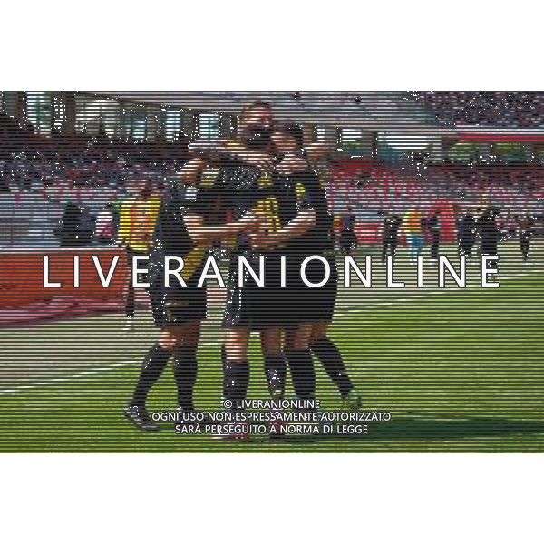 TVEM April 25, 2025 Bari, Italy - SSC Bari vs Modena FC 1912 - Italian soccer serie B 2024/25 - San Nicola Stadium. In the pic: Gregoire Defrel of Modena FC 1912 celebrates after scoring a goal with celebrates after scoring a goal with teammates foto emmanuele mastrodonato-ag aldo liverani sas
