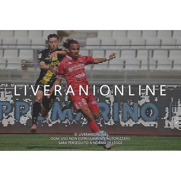 TVEM April 25, 2025 Bari, Italy - SSC Bari vs Modena FC 1912 - Italian soccer serie B 2024/25 - San Nicola Stadium. In the pic: Mehdi Emile Dorval of SSC Bari in action against Giuseppe Caso of Modena FC 1912 foto emmanuele mastrodonato-ag aldo liverani sas