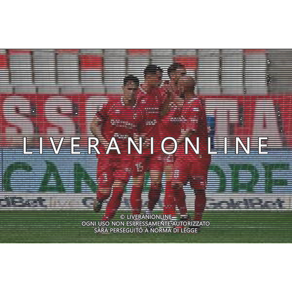 TVEM April 25, 2025 Bari, Italy - SSC Bari vs Modena FC 1912 - Italian soccer serie B 2024/25 - San Nicola Stadium. In the pic: Kevin Lasagna of SSC Bari celebrates after scoring a goal with teammates foto emmanuele mastrodonato-ag aldo liverani sas