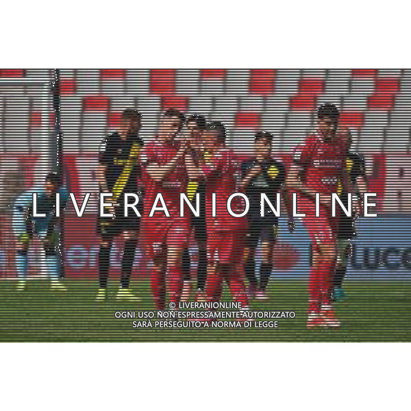 TVEM April 25, 2025 Bari, Italy - SSC Bari vs Modena FC 1912 - Italian soccer serie B 2024/25 - San Nicola Stadium. In the pic: Kevin Lasagna of SSC Bari celebrates after scoring a goal with Cesar Falletti of SSC Bari foto emmanuele mastrodonato-ag aldo liverani sas